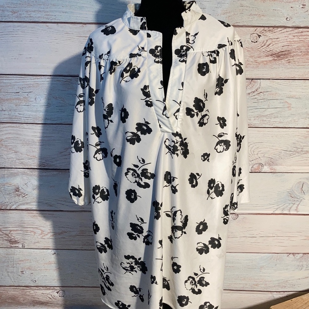 5X black and white V neck tunic top